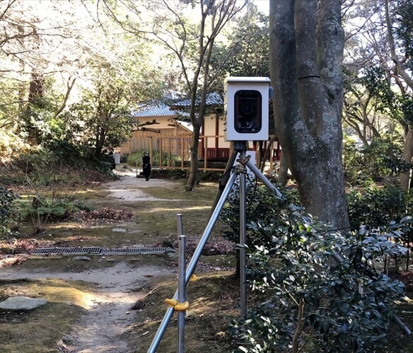 木々に囲まれた庭園に設置された撮影システム