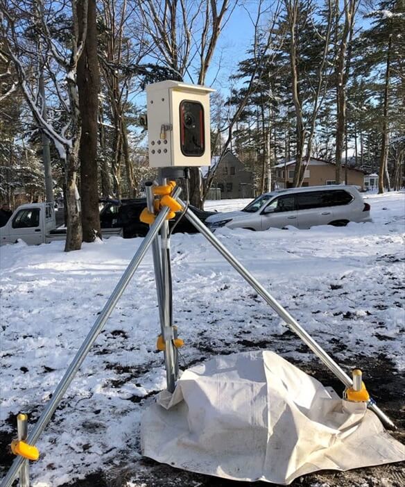 雪の積もった敷地に三脚で設置された撮影システム